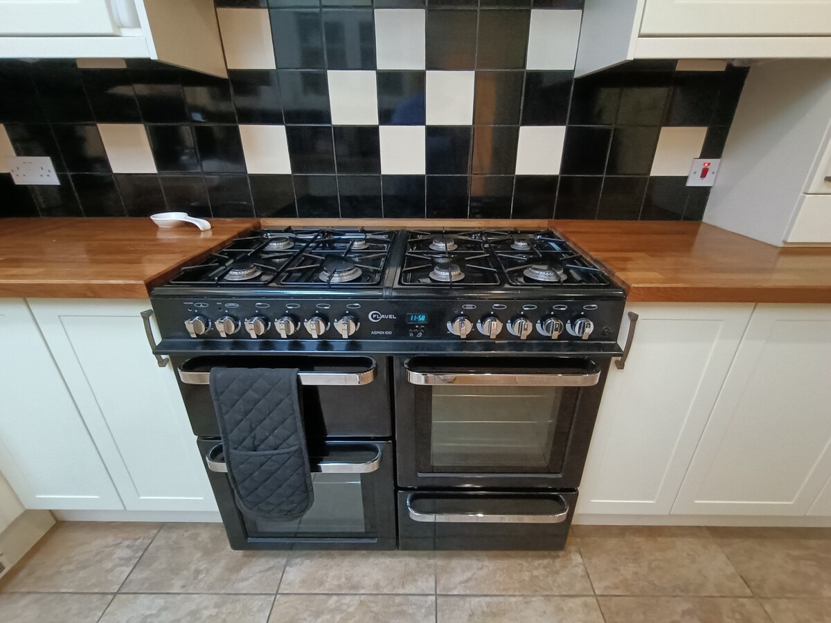 A double gas range cooker with two ovens and separate grill