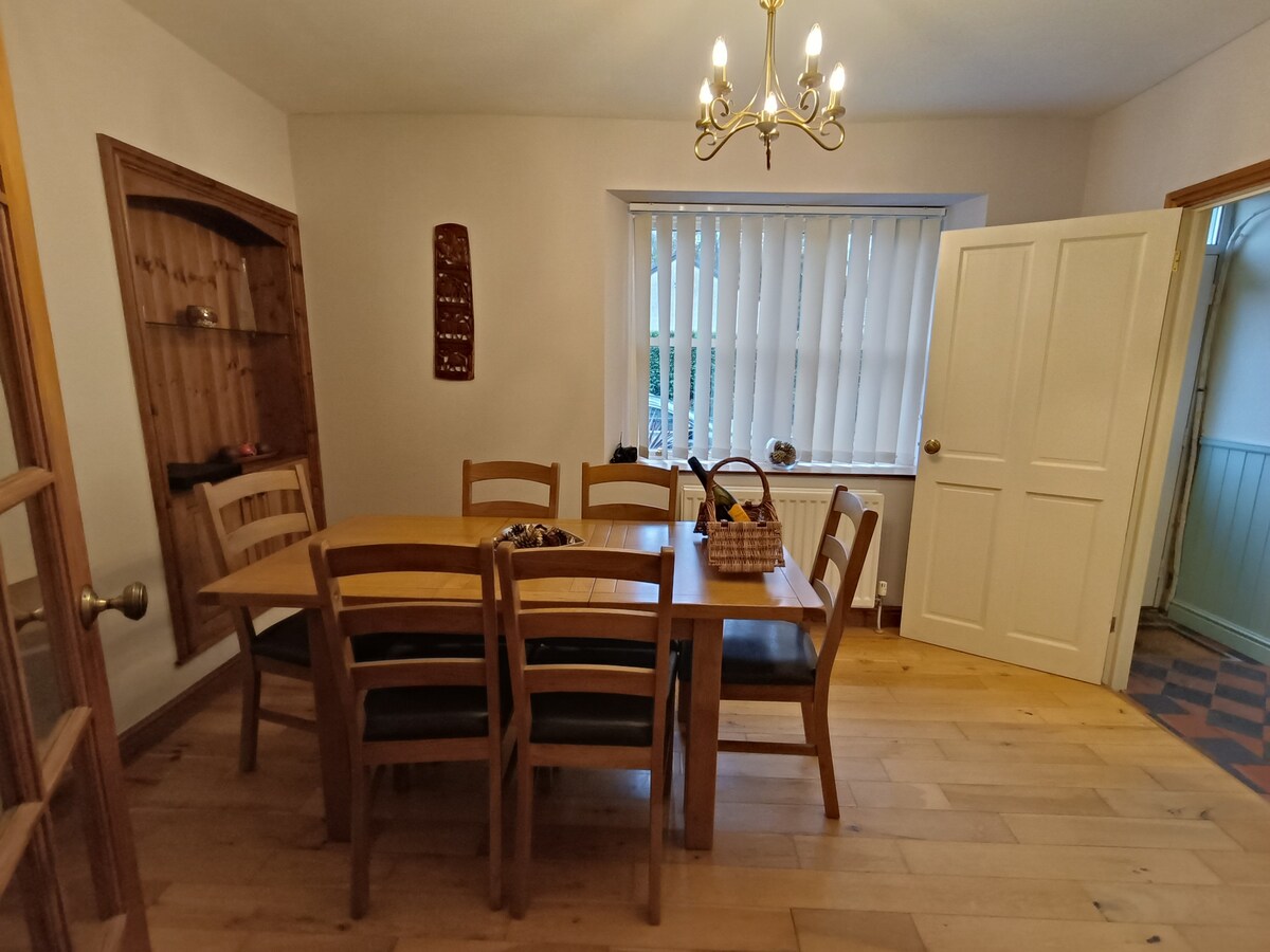 Dining room showing table to seat 6