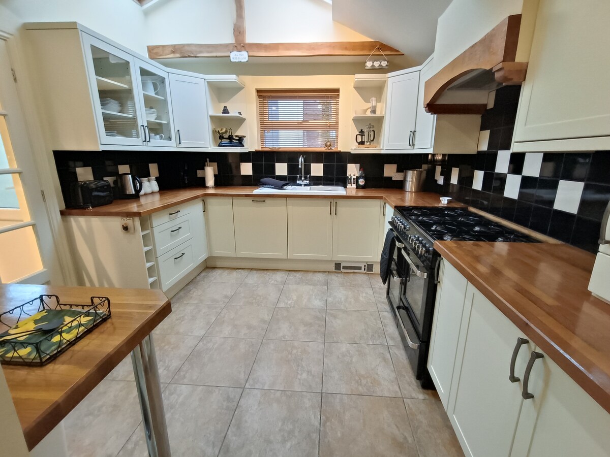 Kitchen with double gas range cooker